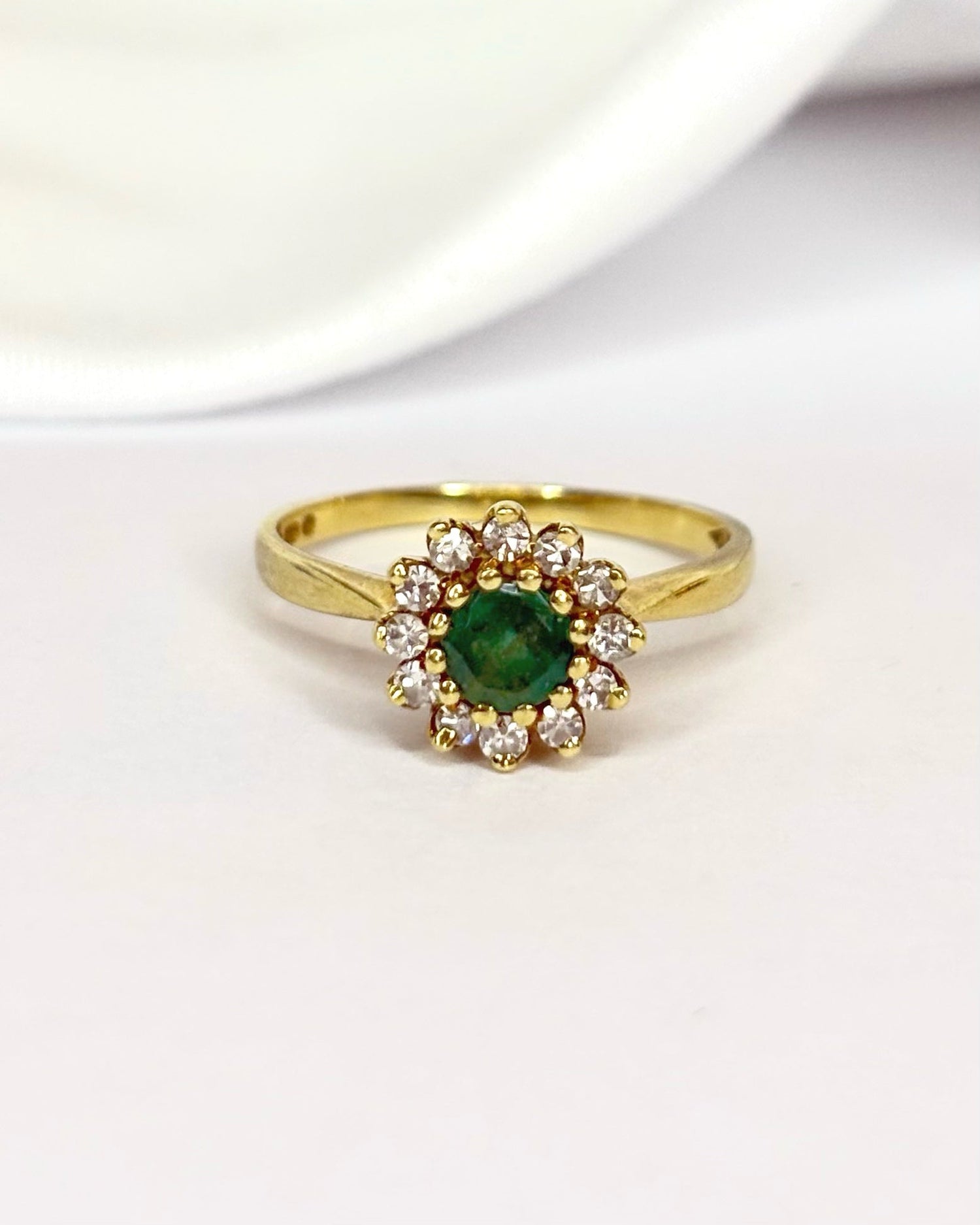 Bague Marguerite Émeraude &amp; Diamants "Louna" - Elliade Paris