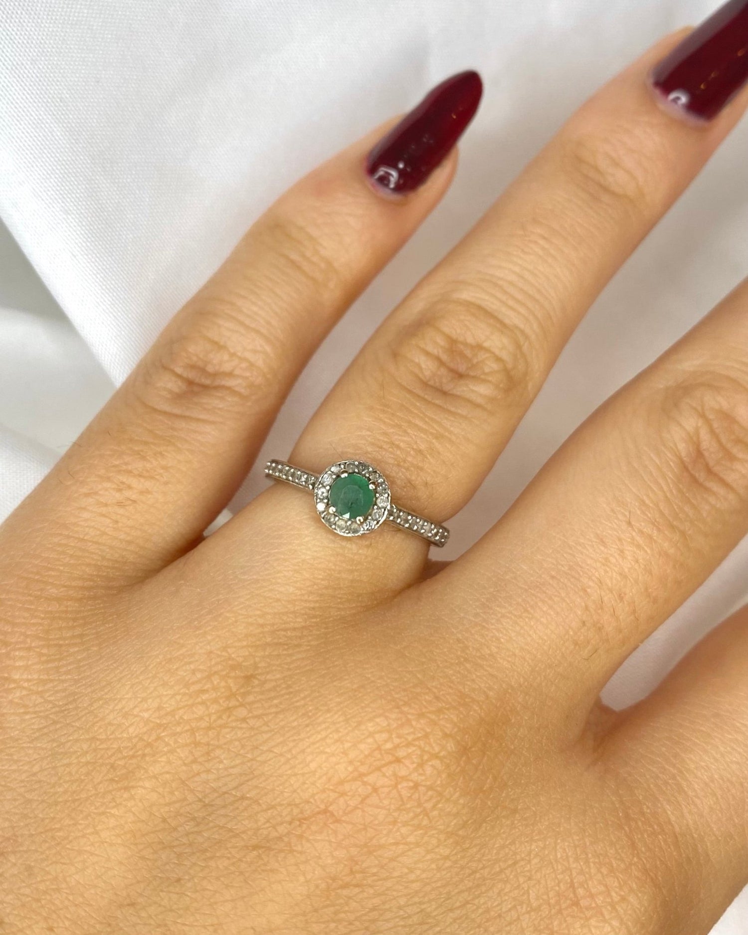 Bague Marguerite Émeraude &amp; Diamants &quot;Mahé&quot; - Elliade Paris