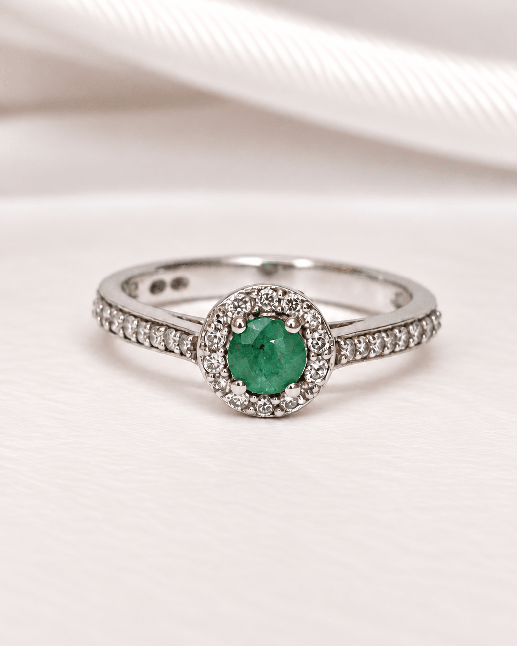 Bague Marguerite Émeraude &amp; Diamants "Mahé" - Elliade Paris