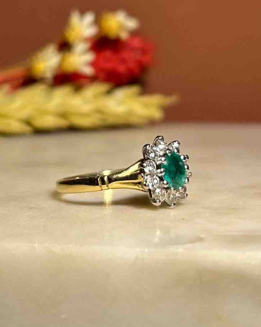 Bague Marguerite Émeraude &amp; Diamants "Mathilda" - Elliade Paris