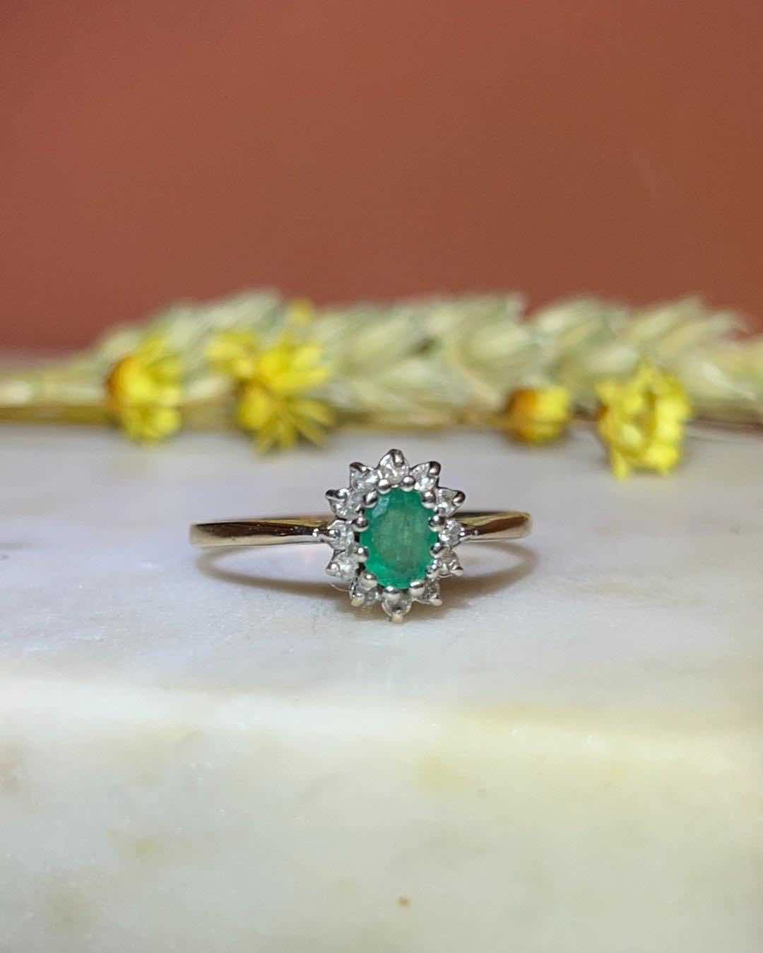 Anillo &quot;Maylis&quot; con margaritas de esmeralda y diamantes