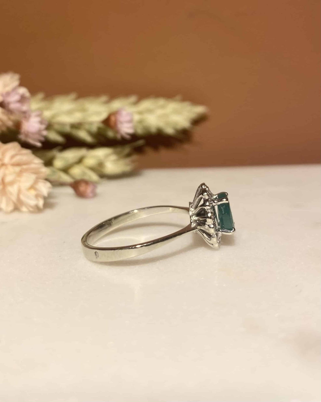Bague Marguerite Émeraude &amp; Diamants &quot;Miriam&quot; - Elliade Paris