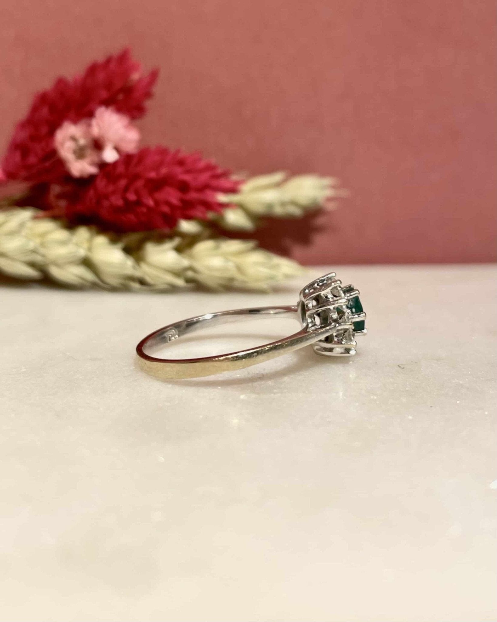 Bague Marguerite Émeraude &amp; Diamants "Noelle" - Elliade Paris