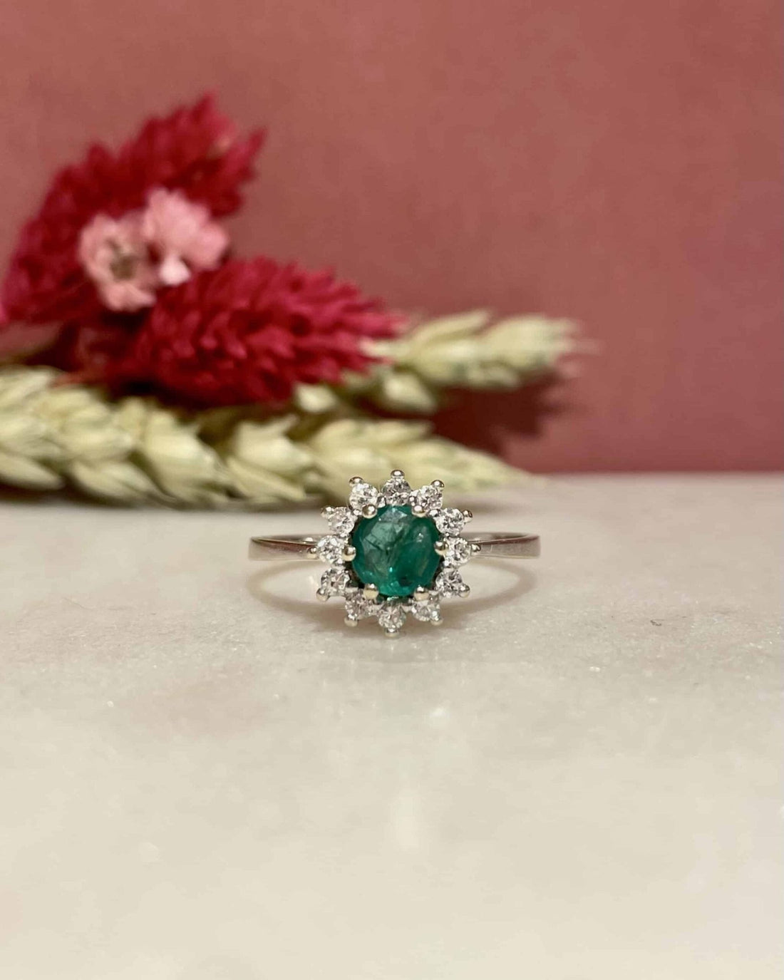 Bague Marguerite Émeraude &amp; Diamants &quot;Noelle&quot; - Elliade Paris