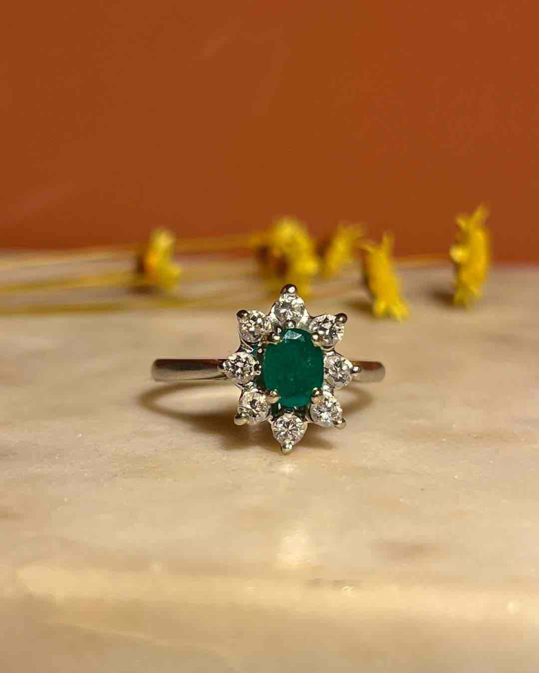 Anillo de margaritas con esmeralda y diamantes "Eglantine"