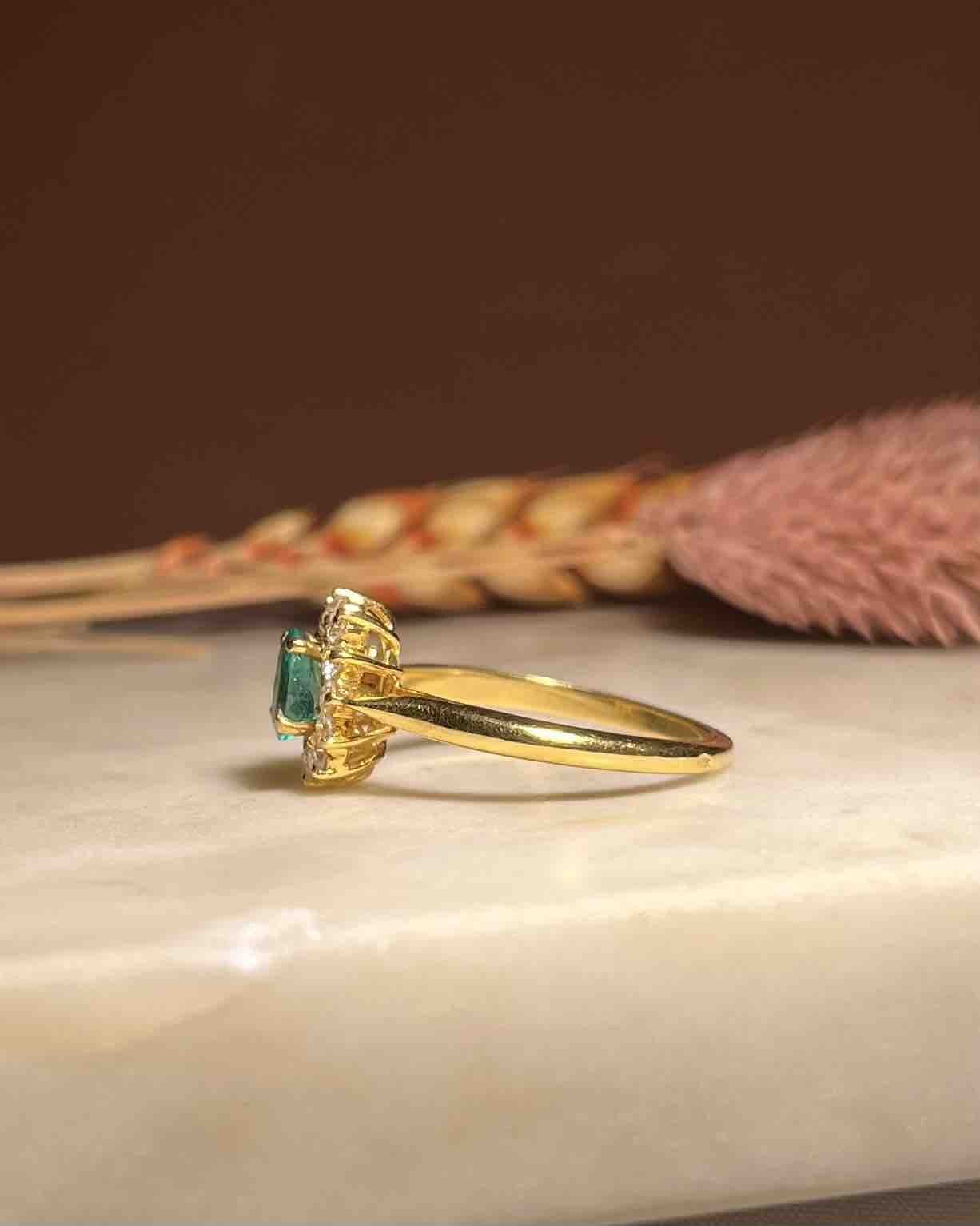 Bague Marguerite Émeraude &amp; Diamants "Tamara" - Elliade Paris