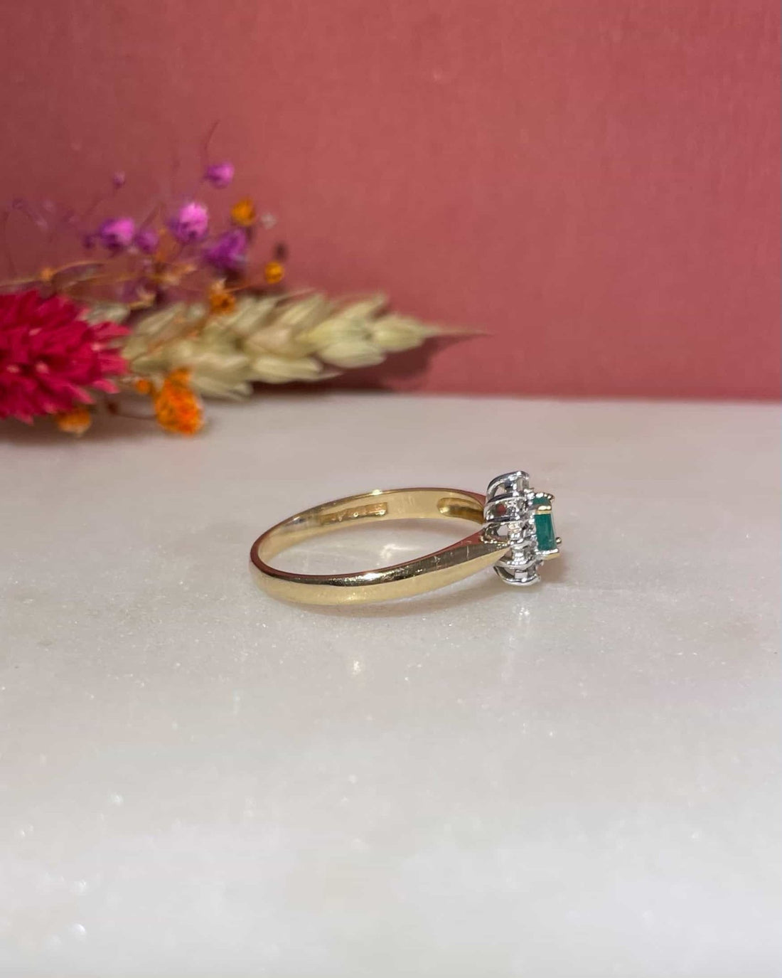 Bague Marguerite Émeraude &amp; Diamants &quot;Tiffany&quot; - Elliade Paris