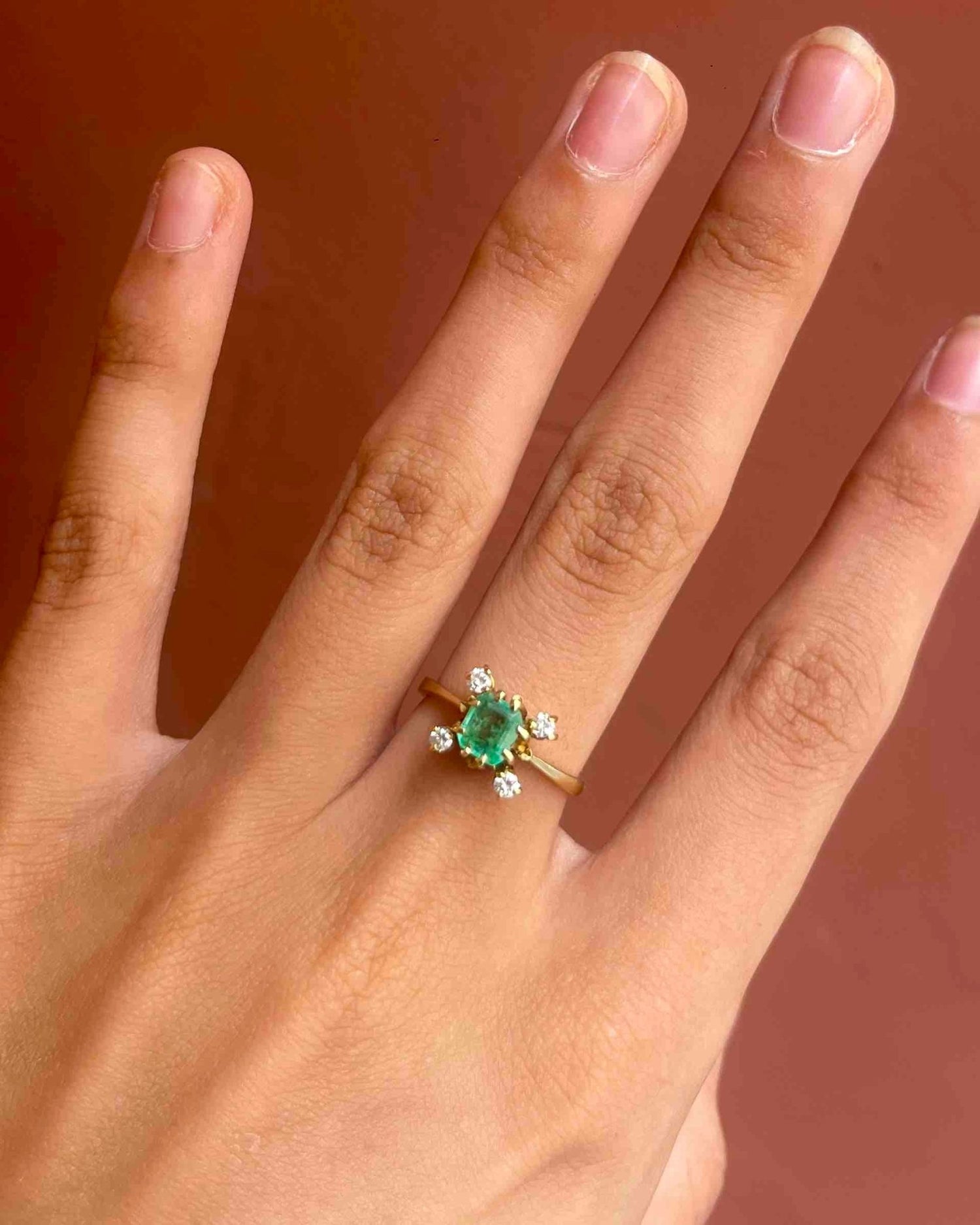 Bague Marguerite Émeraude &amp; Diamants &quot;Tizia&quot; - Elliade Paris