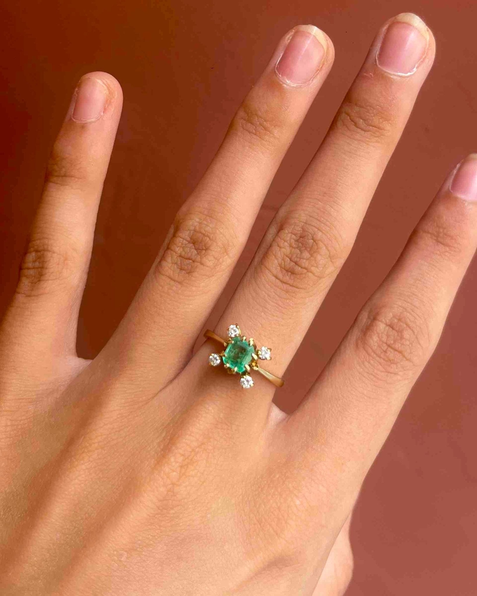 Bague Marguerite Émeraude &amp; Diamants "Tizia" - Elliade Paris