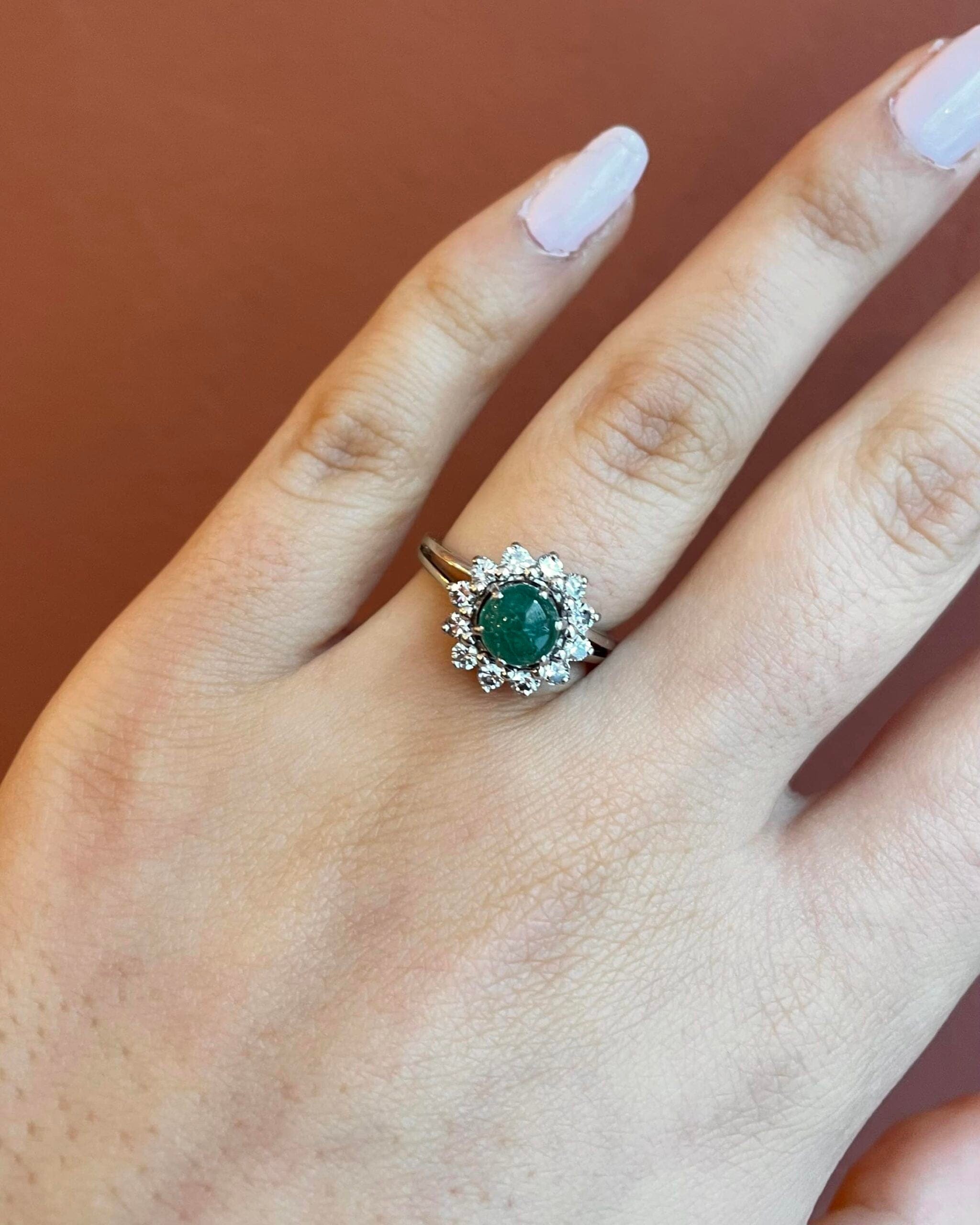 Bague Marguerite Émeraude Cabochon 1.10 Carat &amp; Diamants "Esthere"