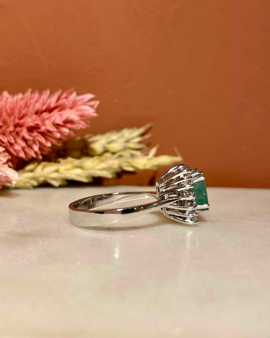 Bague Cocktail Émeraude 1.45 carat &amp; 14 Diamants &quot;Joy&quot;