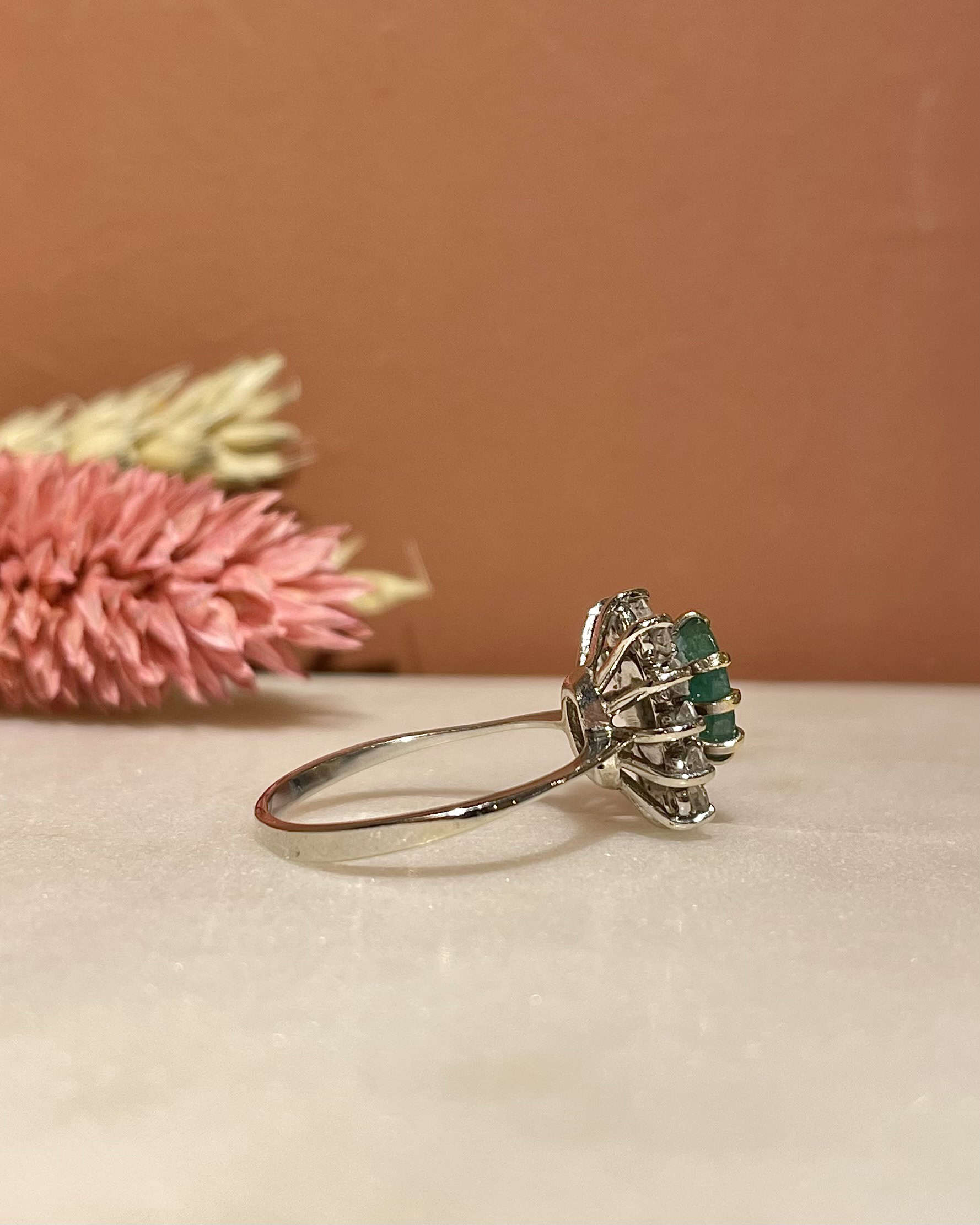 Bague Marguerite Émeraude 0.70 carat &amp; Diamants "Niya" - Elliade Paris