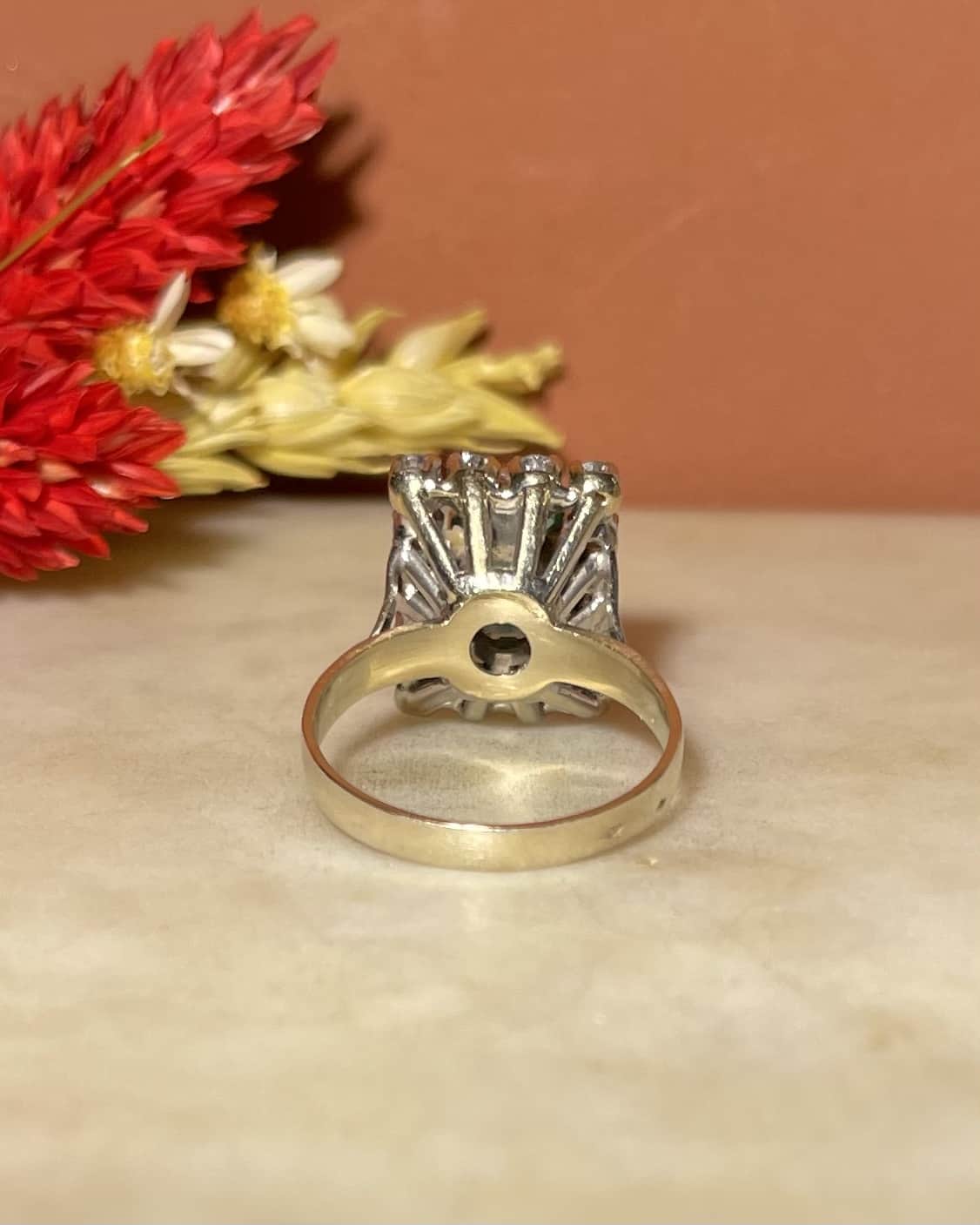 Anillo &quot;Soléa&quot; con margaritas de 1,50 quilates de esmeralda y 14 diamantes