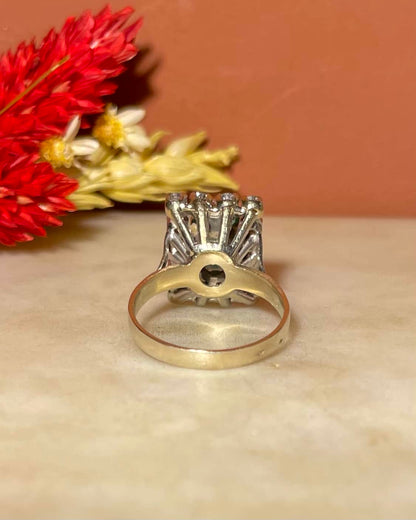Anillo &quot;Soléa&quot; con margaritas de 1,50 quilates de esmeralda y 14 diamantes