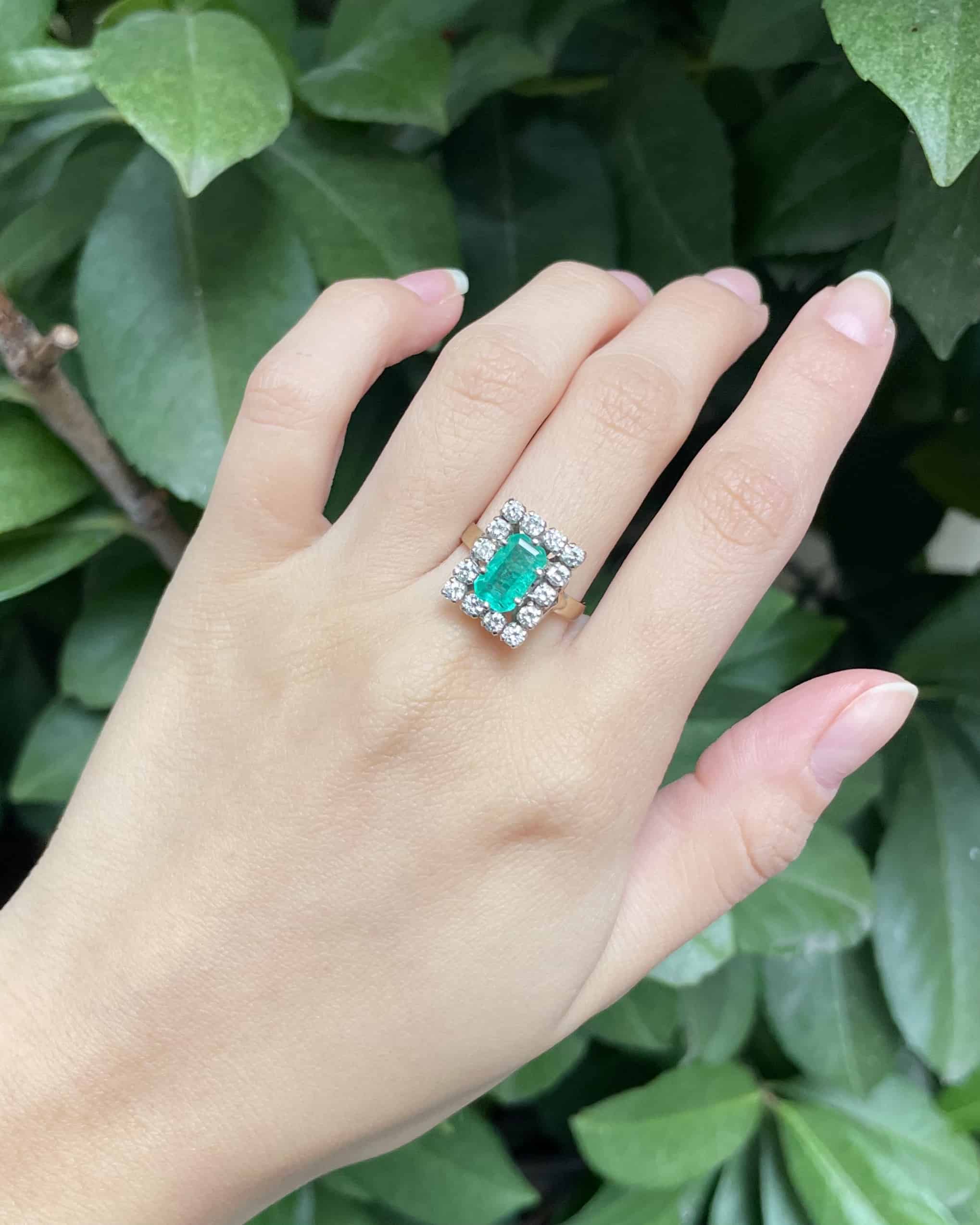 Anillo &quot;Soléa&quot; con margaritas de 1,50 quilates de esmeralda y 14 diamantes