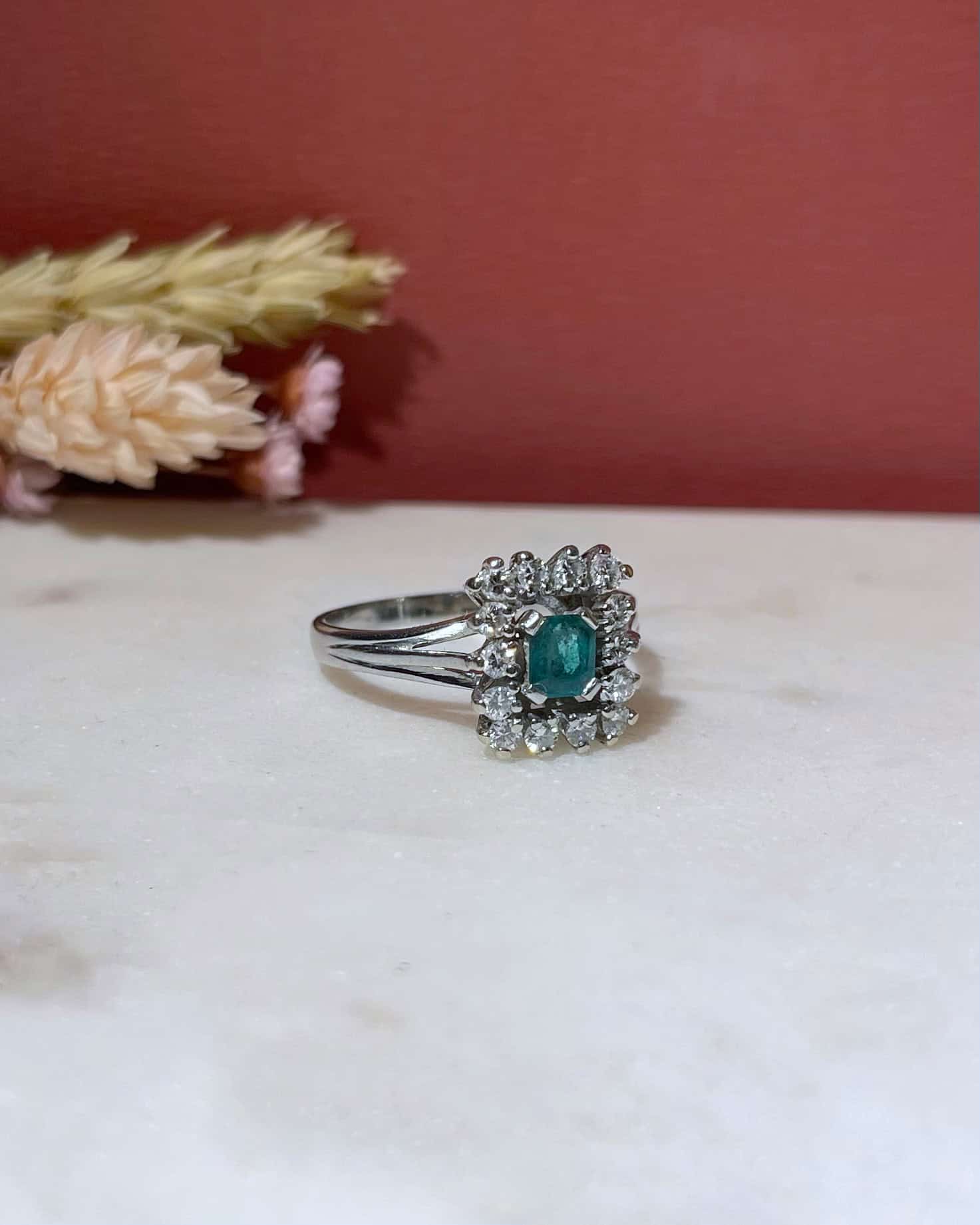 Bague Marguerite Émeraude &amp; Diamants 0.70 carat "Lucile" - Elliade Paris