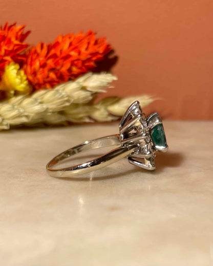 Bague Marguerite Émeraude 1.50 carat &amp; 10 Diamants &quot;Georgina&quot;