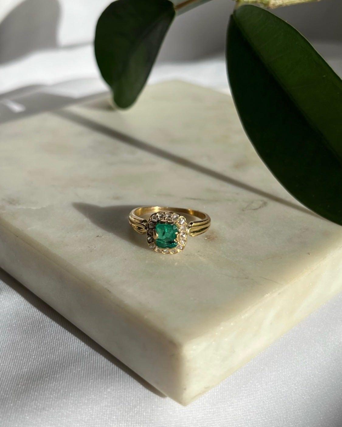 Bague Marguerite Emeraude et Diamants "Ewen" - Elliade Paris