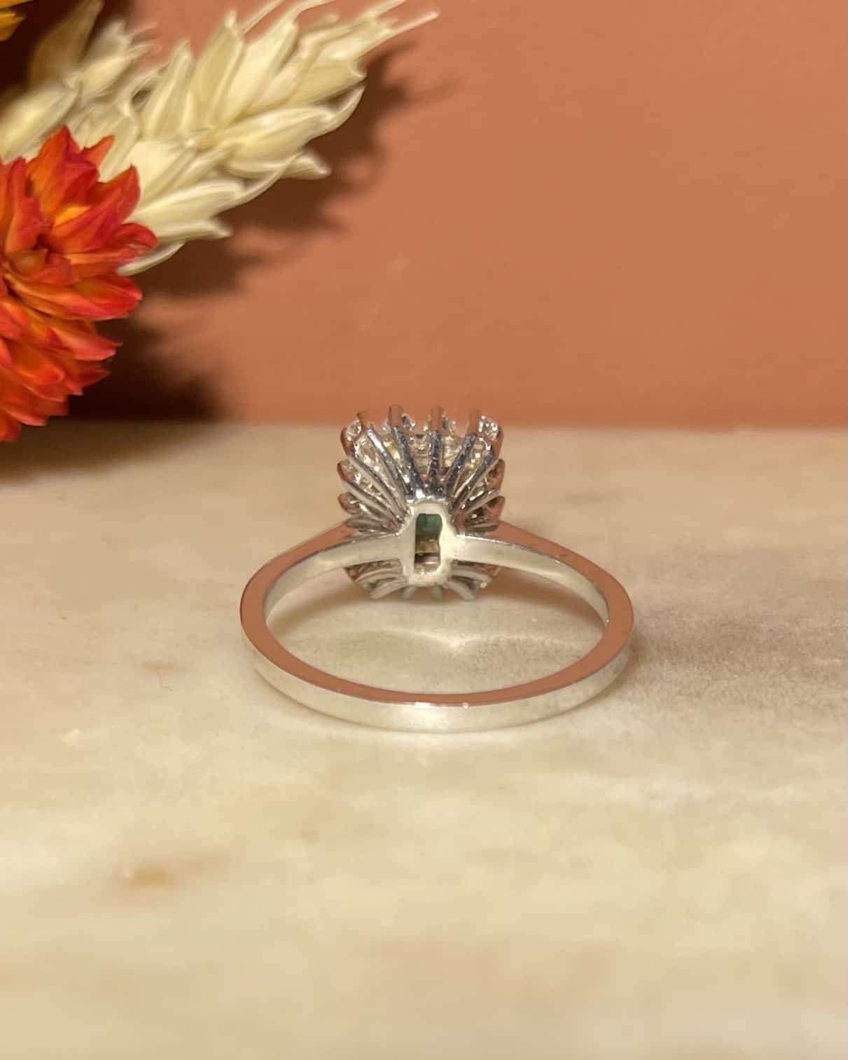 Bague Marguerite Émeraude et Diamants &quot;Kaori&quot; - Elliade Paris