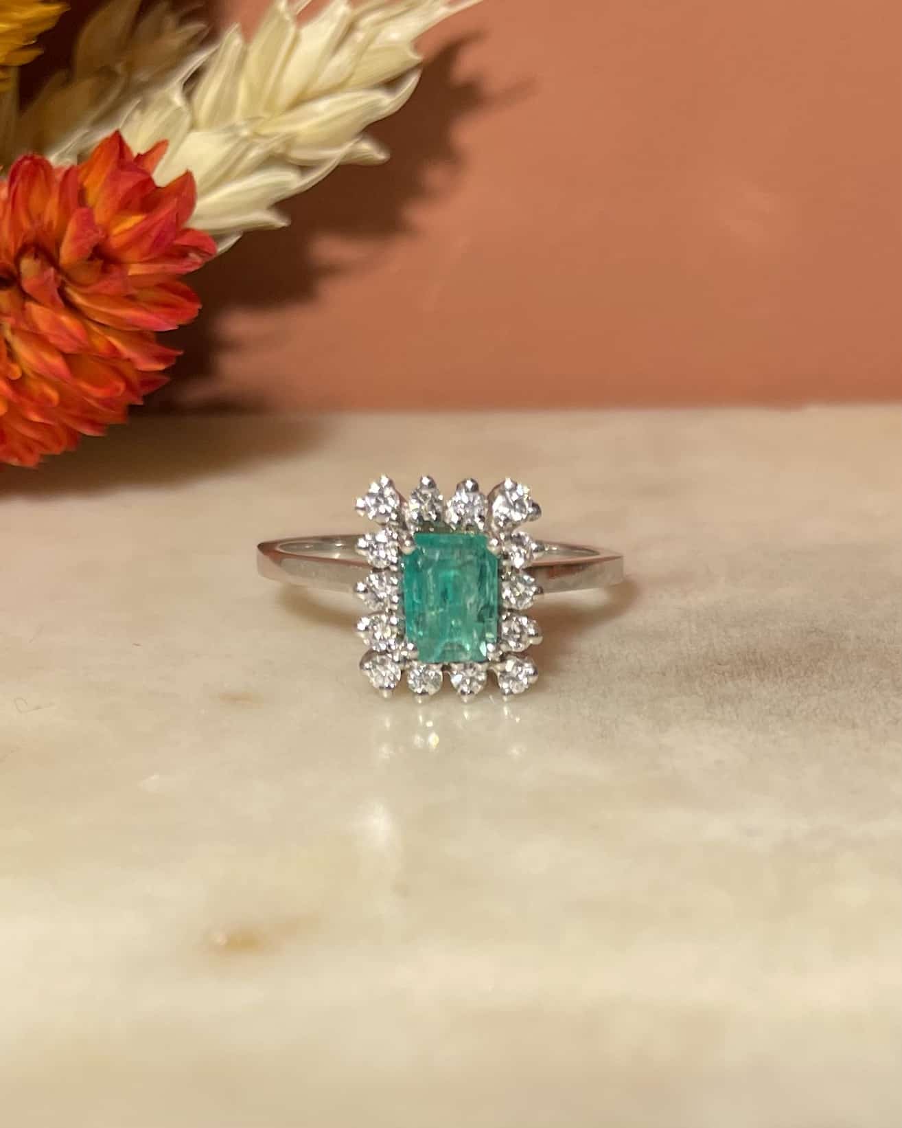 Bague Marguerite Émeraude et Diamants &quot;Kaori&quot; - Elliade Paris