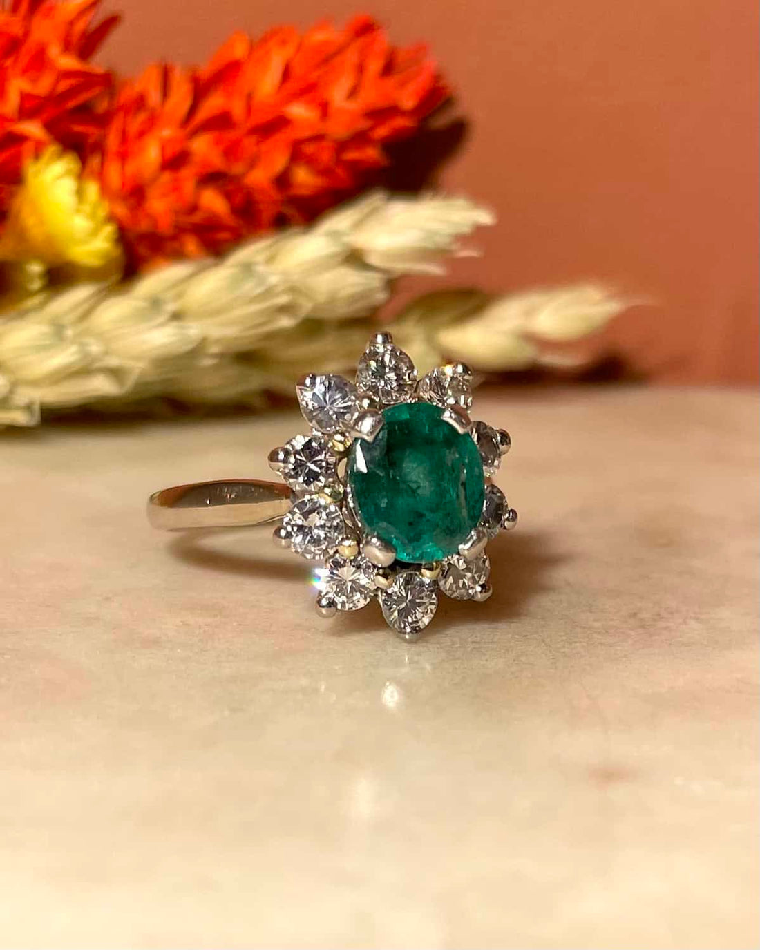 Bague Marguerite Émeraude 1.50 carat &amp; 10 Diamants &quot;Georgina&quot;