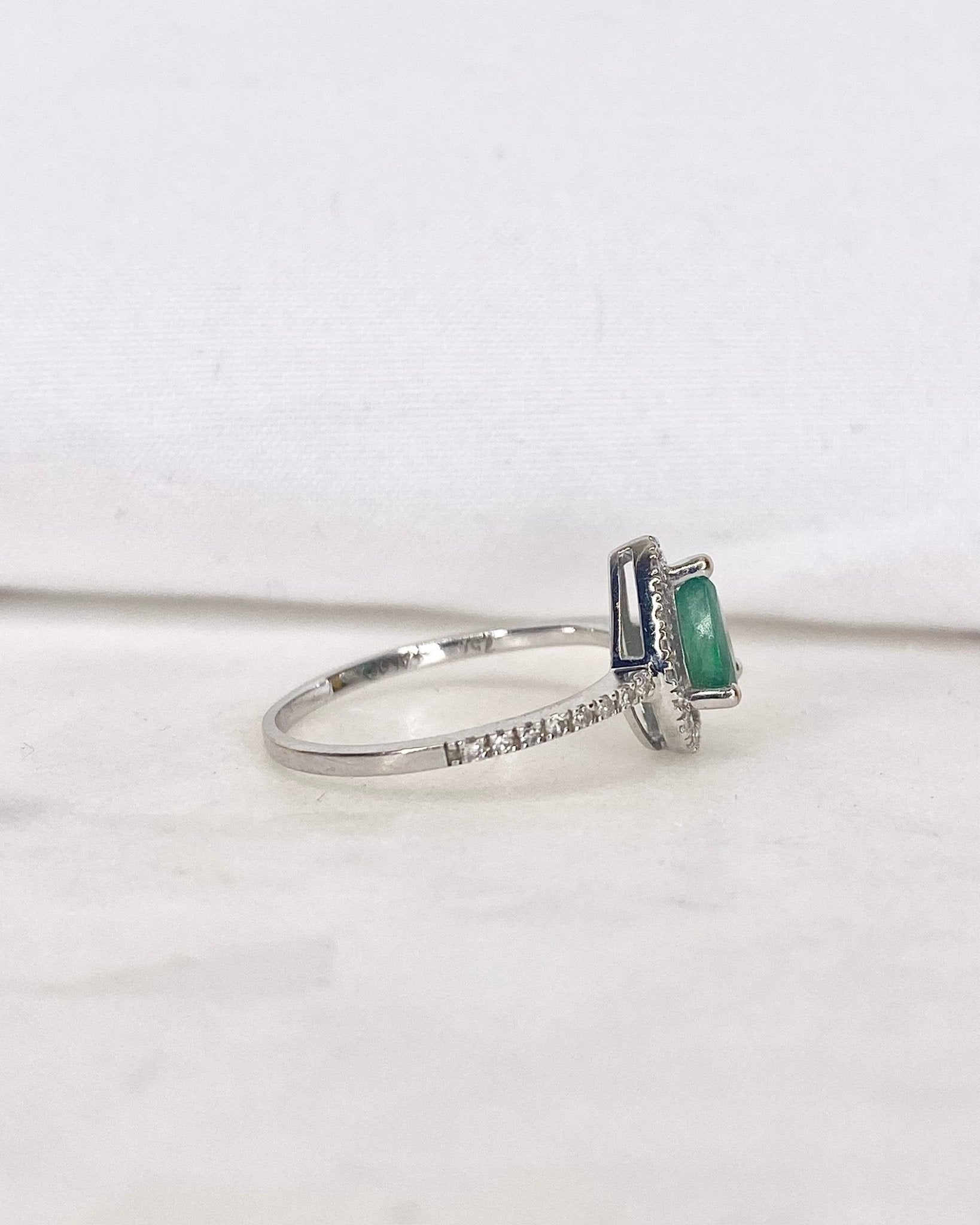 Bague Marguerite Émeraude Poire &amp; Diamants &quot;Milena&quot; - Elliade Paris