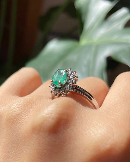 Anillo de margarita esmeralda de 0,60 quilates y 12 diamantes &quot;Azalea&quot;