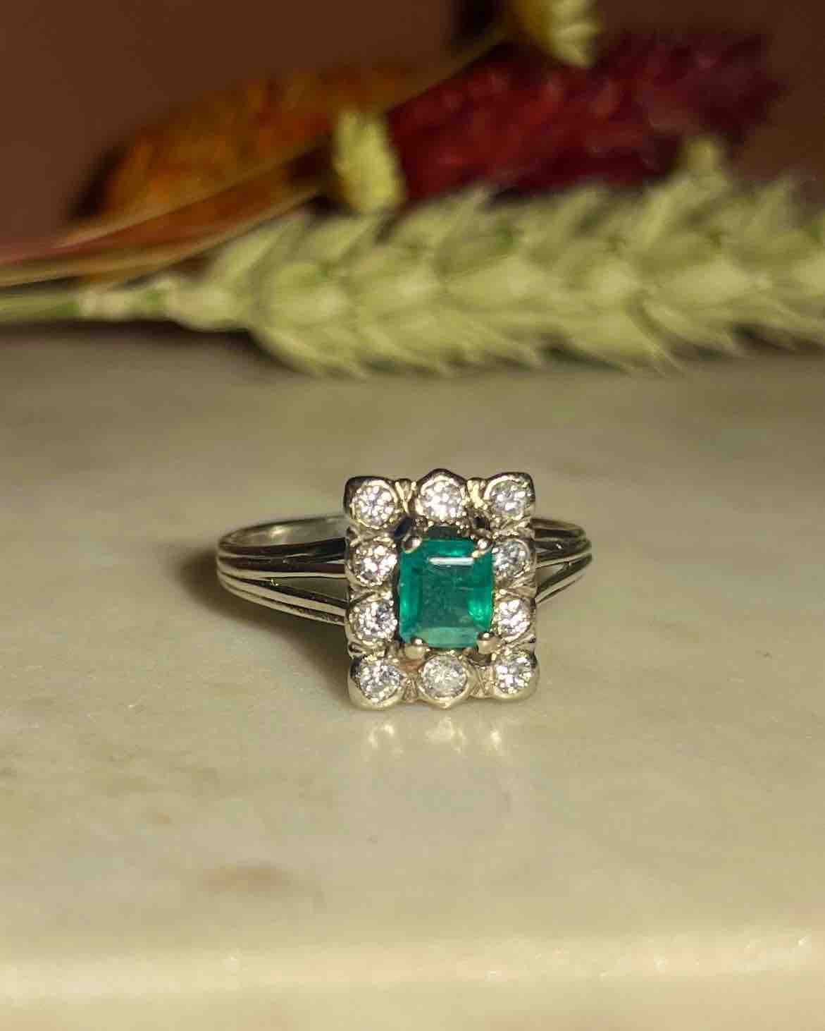 Anillo &quot;Alicia&quot; con margaritas de esmeralda y diamantes