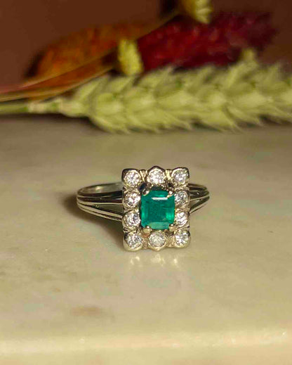 Anillo &quot;Alicia&quot; con margaritas de esmeralda y diamantes