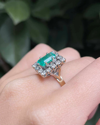 Anillo &quot;Soléa&quot; con margaritas de 1,50 quilates de esmeralda y 14 diamantes