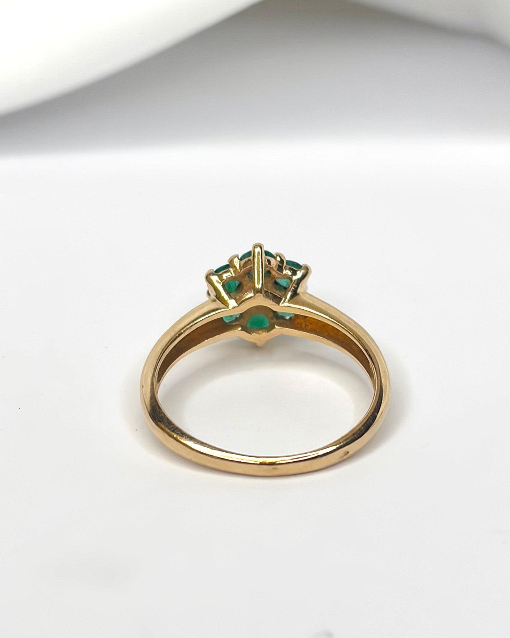 Bague Marguerite Émeraudes 0.90 carat &amp; Diamants "Lara" - Elliade Paris