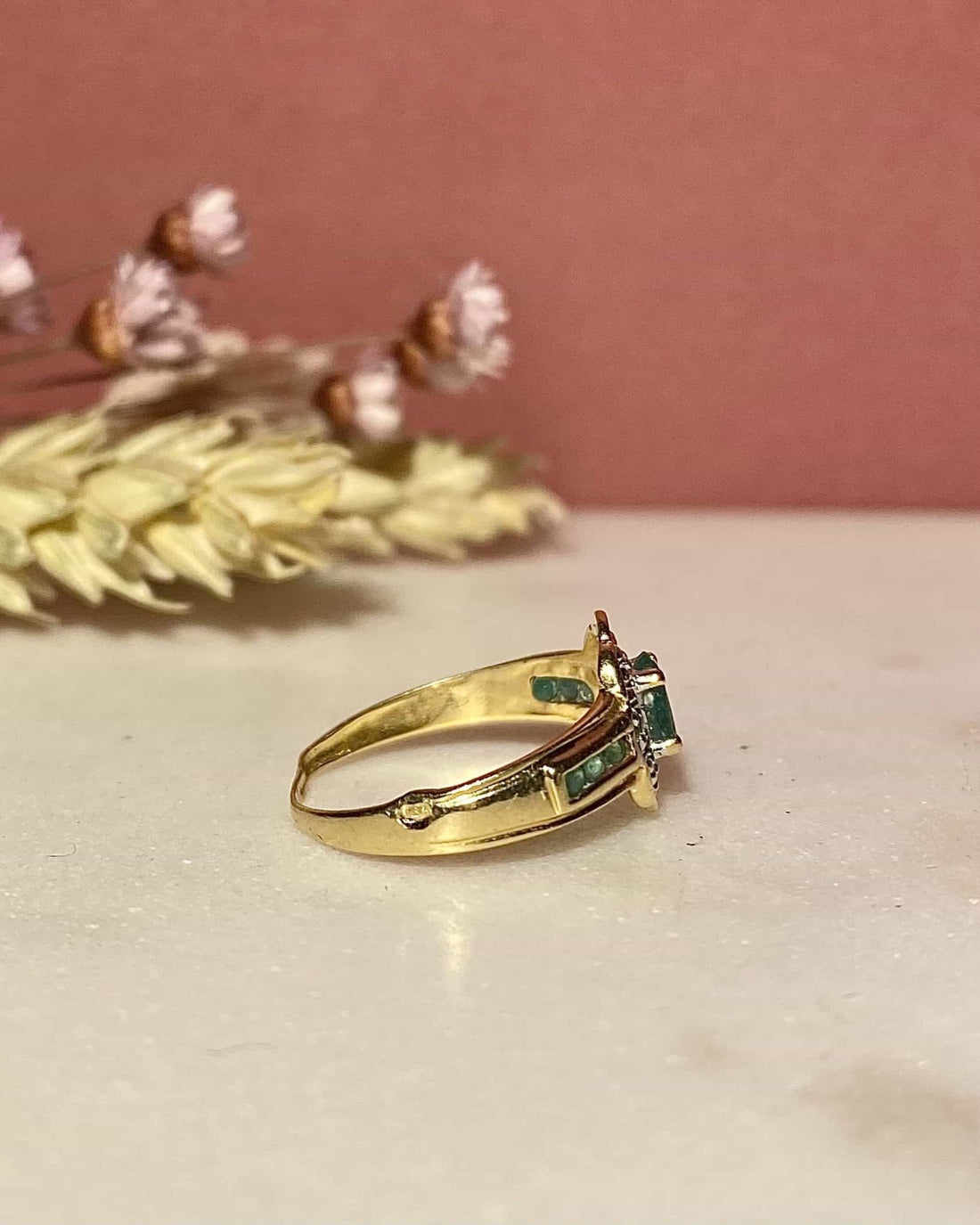 Bague Marguerite Émeraudes &amp; Diamants &quot;Clara&quot; - Elliade Paris
