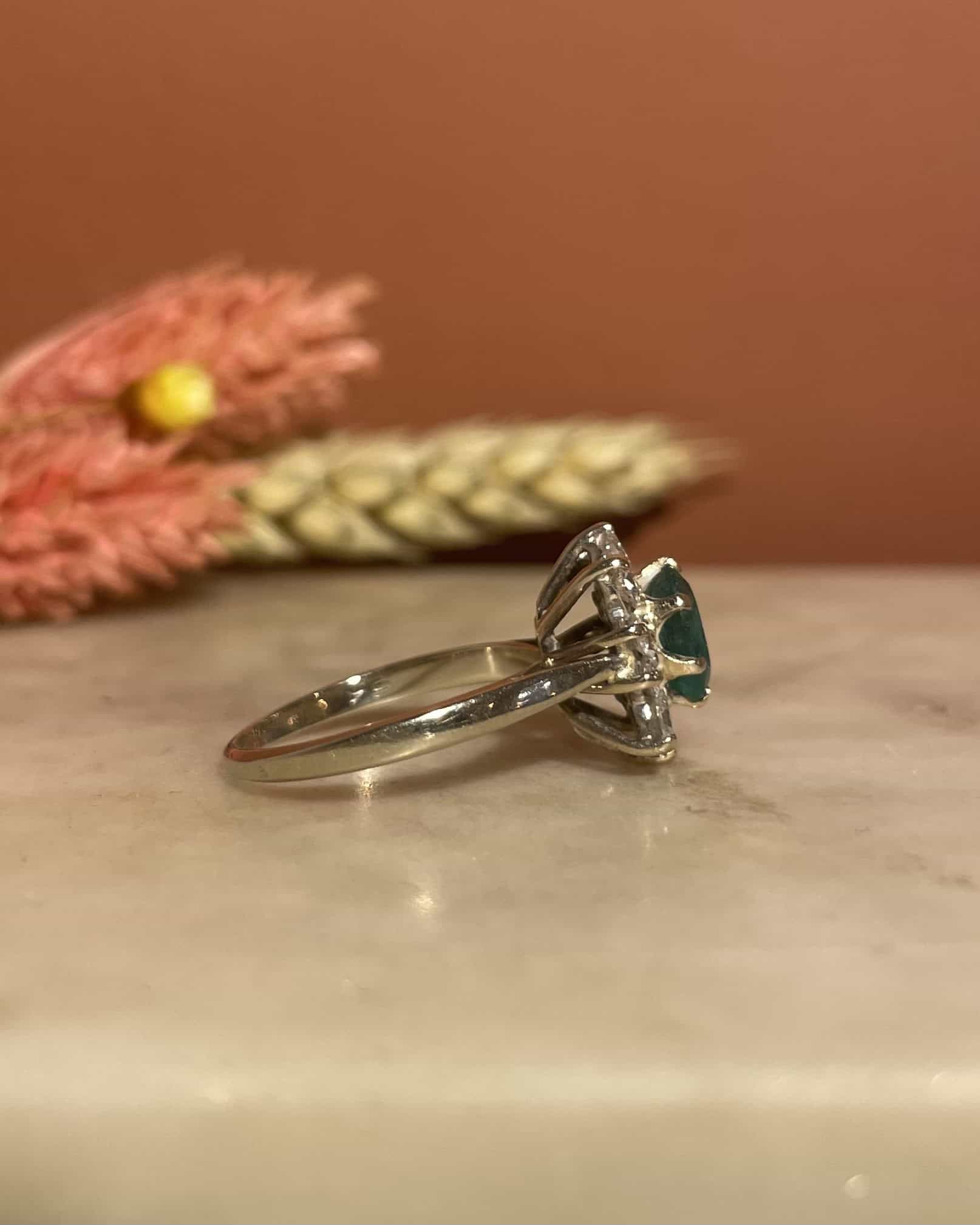 Bague Marguerite Émeraude 0.85 carat &amp; Diamants "Raphaella"