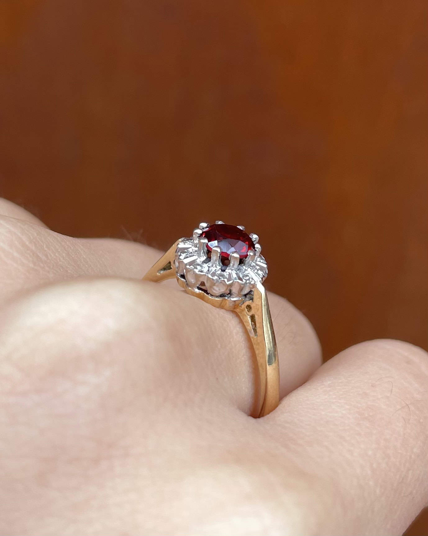 Bague Marguerite Grenat 0.70 carat &amp; Diamants "Marianne" - Elliade Paris