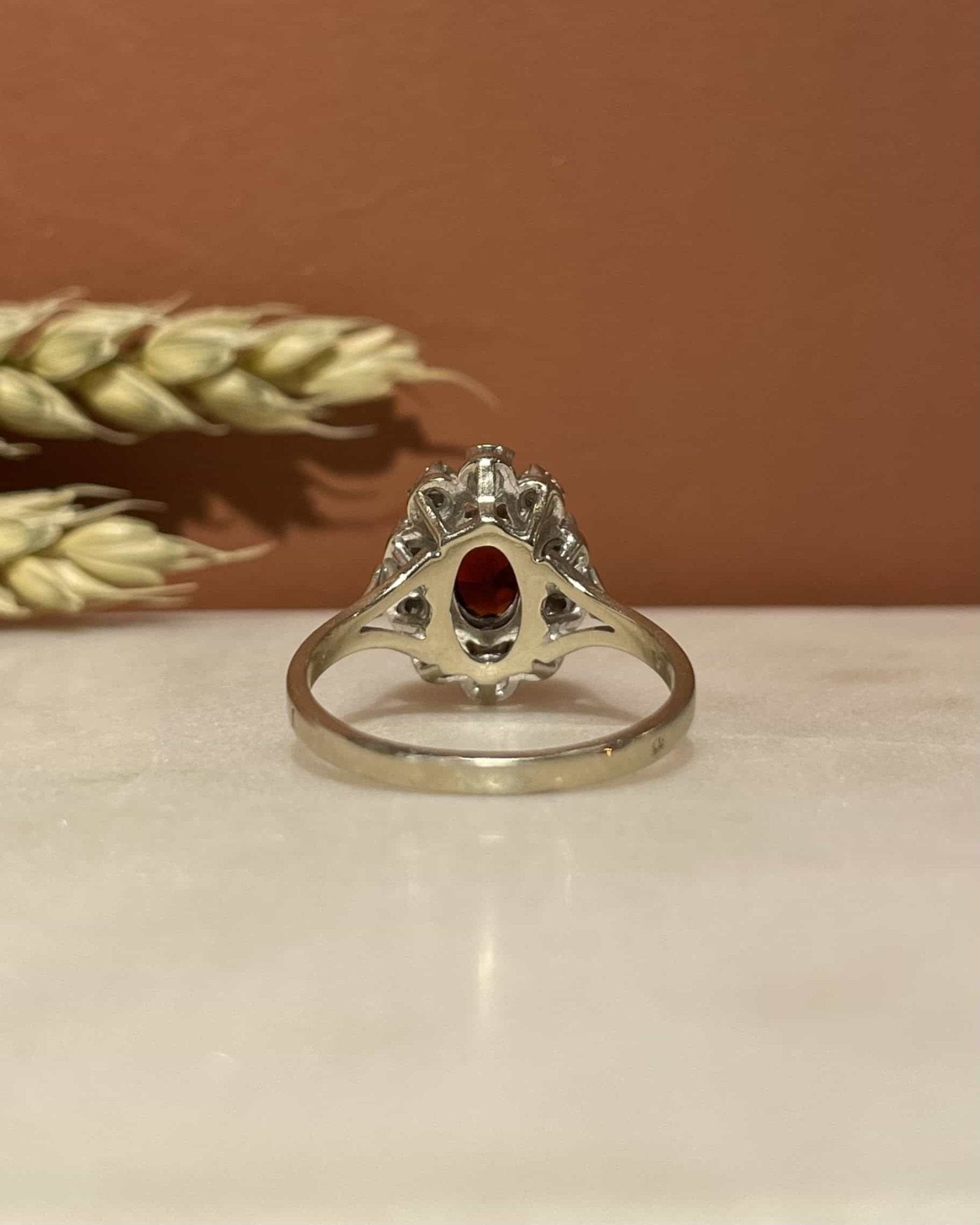 Bague Marguerite Grenat 0.80 carat &amp; Diamants "Milenda" - Elliade Paris