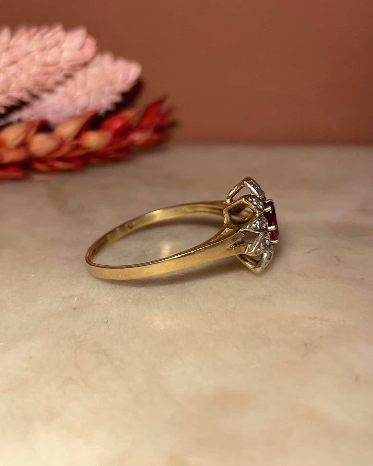 Bague Marguerite Grenat &amp; 10 Diamants &quot;Aubrey&quot; - Elliade Paris