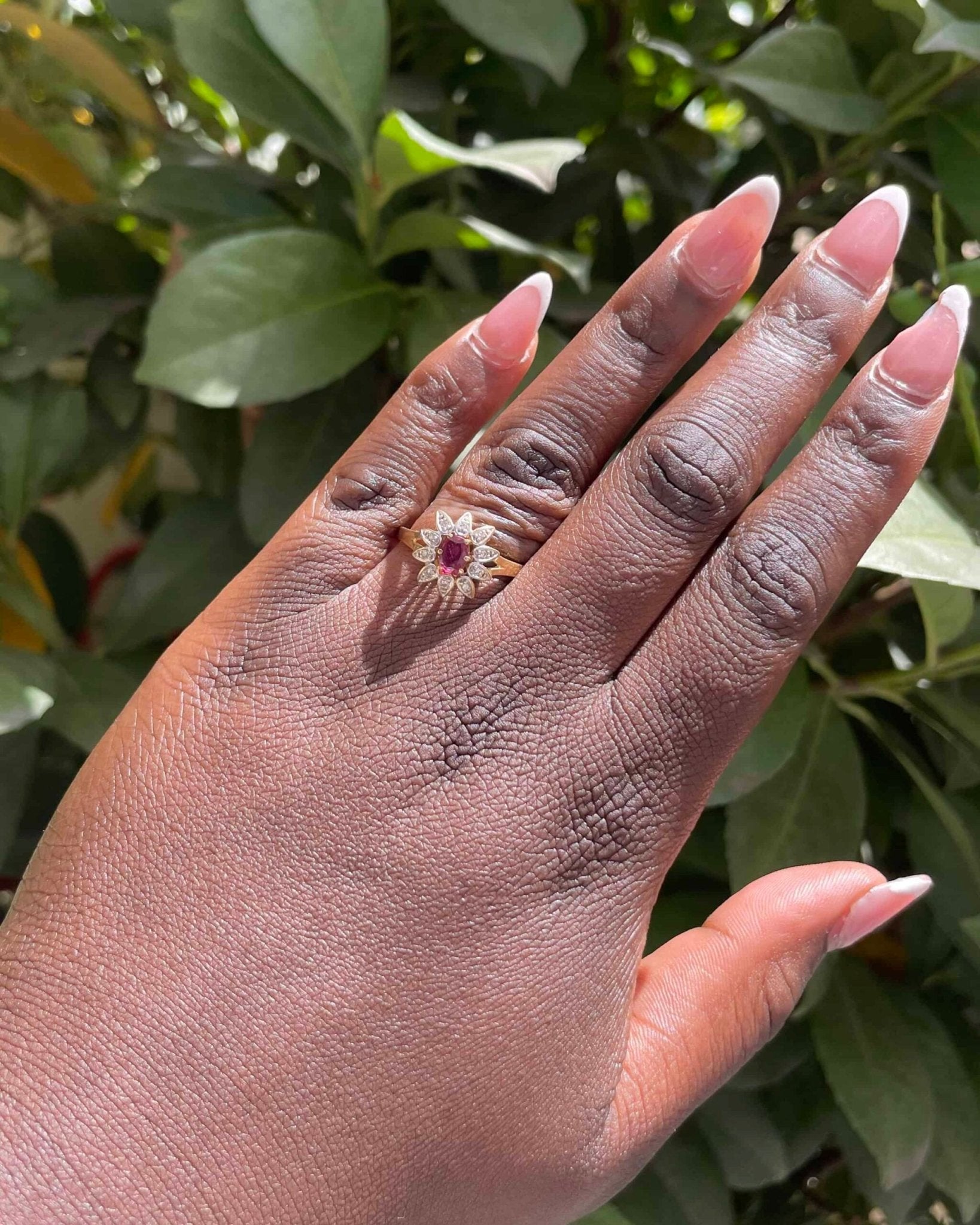 Bague Marguerite Grenat &amp; 10 Diamants "Aubrey" - Elliade Paris