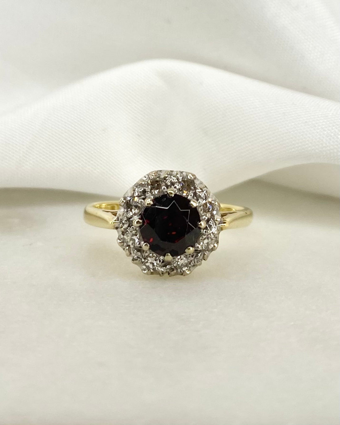 Bague Marguerite Grenat 1.05 carat &amp; 8 Diamants &quot;Kate&quot; - Elliade Paris