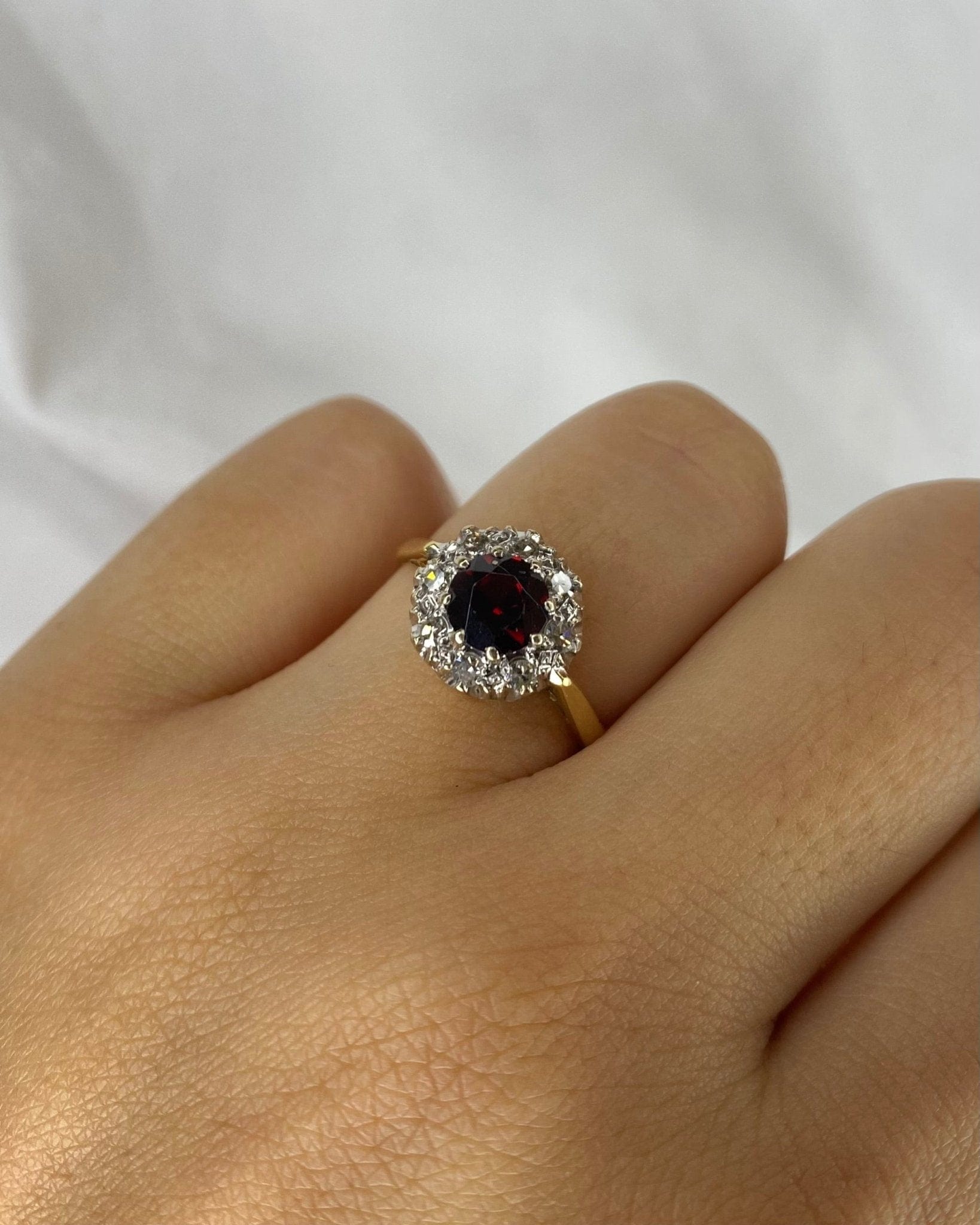 Bague Marguerite Grenat 1.05 carat &amp; 8 Diamants "Kate" - Elliade Paris