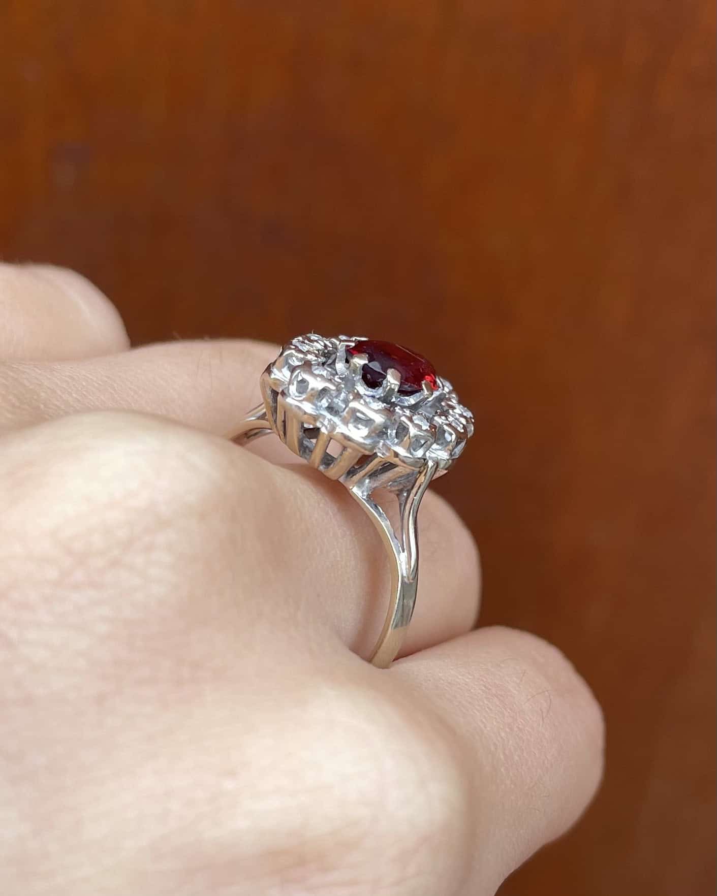 Bague Marguerite Grenat 1.20 carat &amp; 10 Diamants "Noura" - Elliade Paris