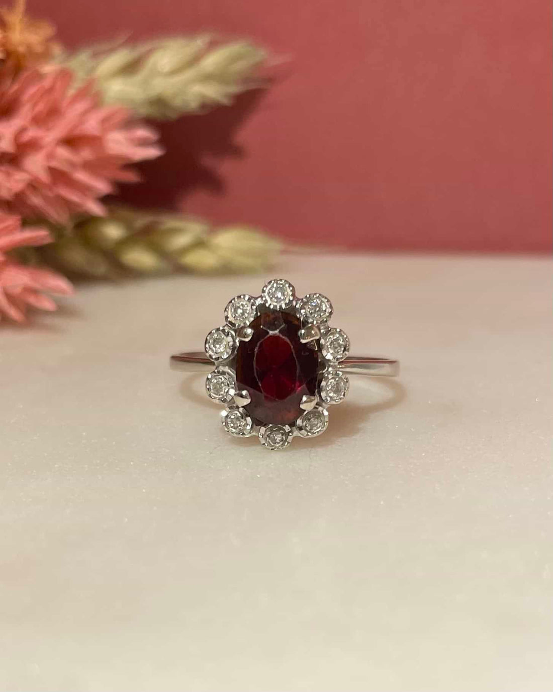 Bague Marguerite Grenat 1.50 carat &amp; Diamants &quot;Rosie&quot; - Elliade Paris