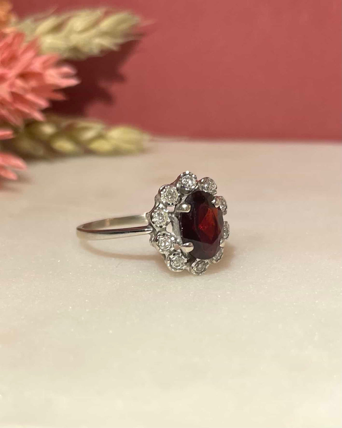 Bague Marguerite Grenat 1.50 carat &amp; Diamants &quot;Rosie&quot; - Elliade Paris