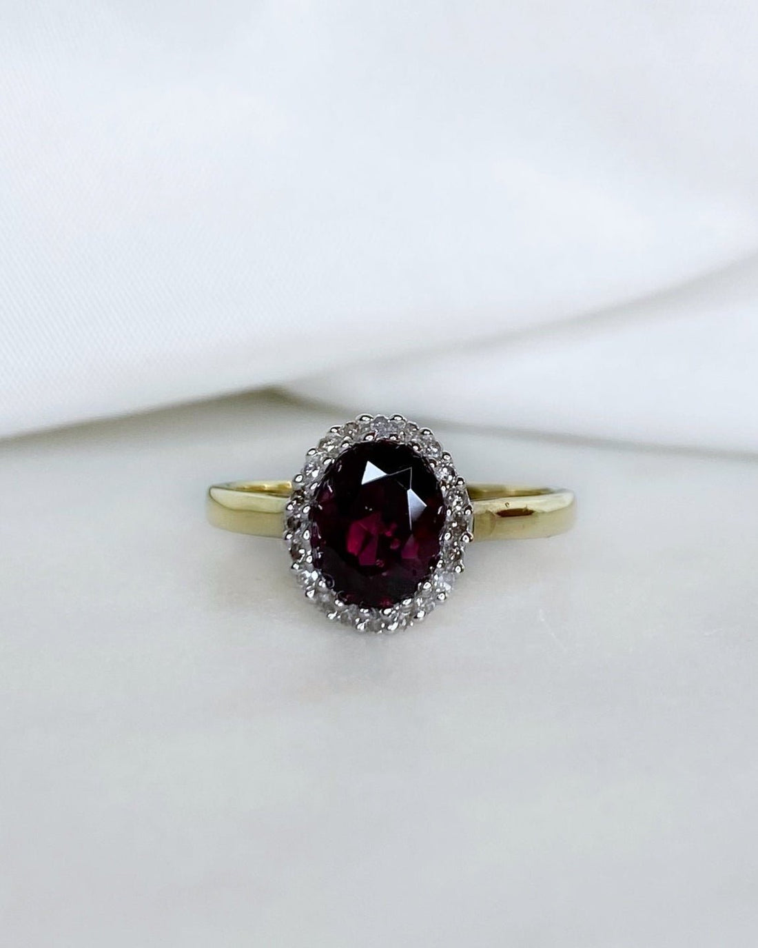 Bague Marguerite Grenat 2 carats &amp; Diamants &quot;Indira&quot; - Elliade Paris