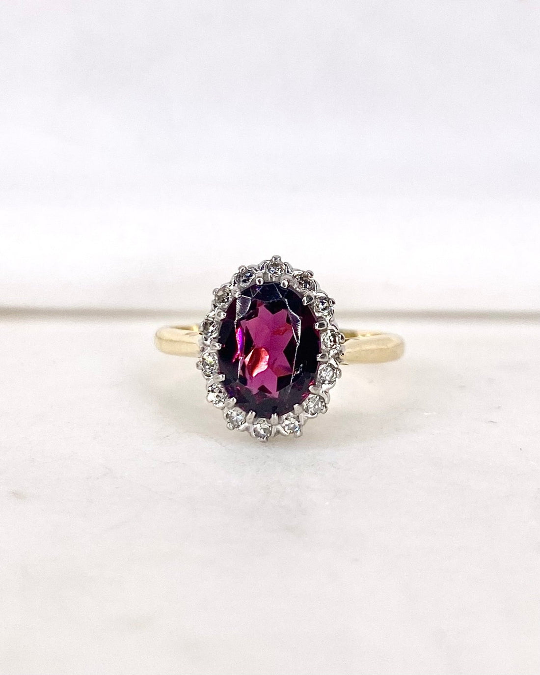 Bague Marguerite Grenat 2.10 carats &amp; Diamants &quot;Iléane&quot; - Elliade Paris