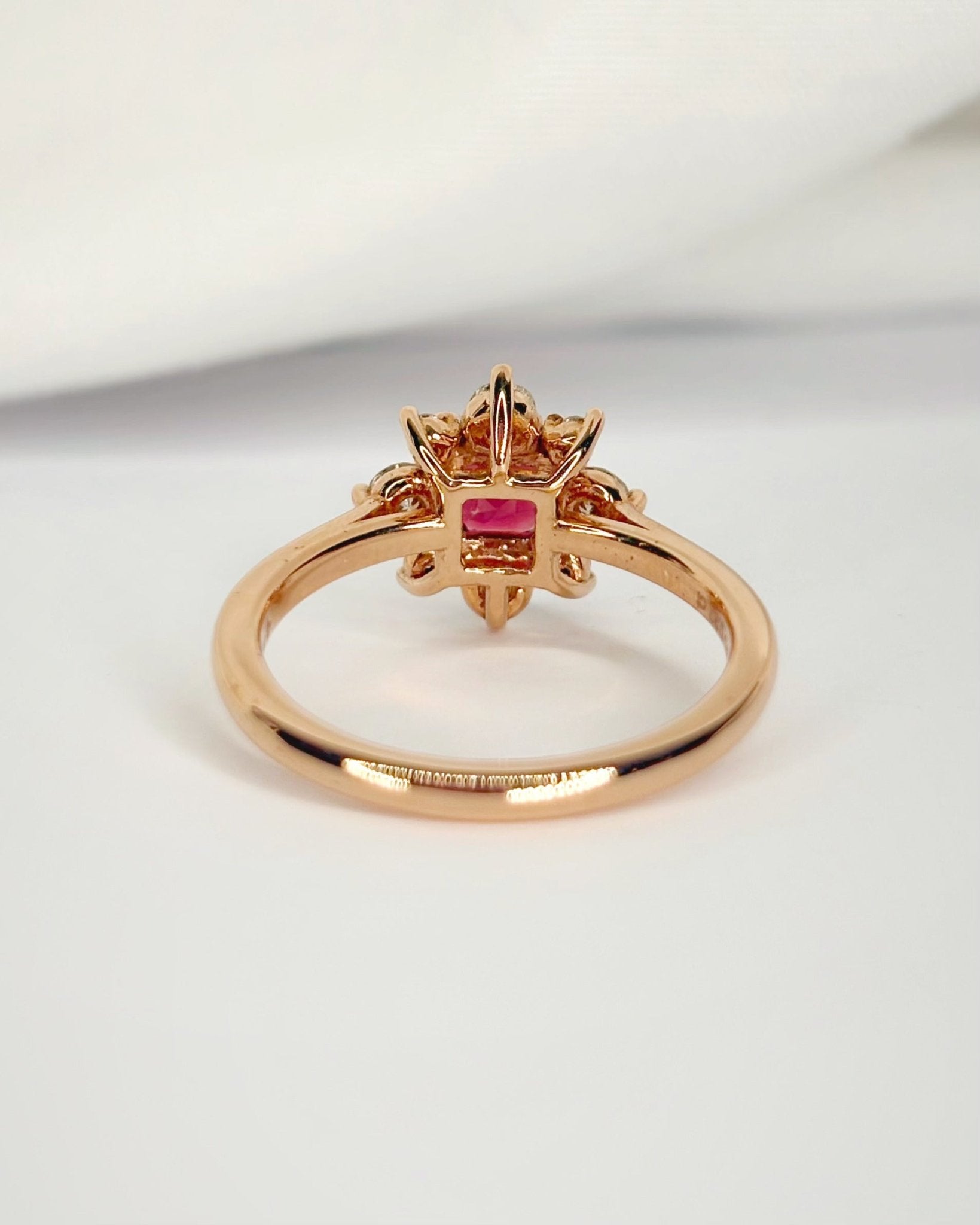Bague Marguerite Grenat Almandin 0.66 carat &amp; Diamants 0.32 carat "Lilou" - Elliade Paris