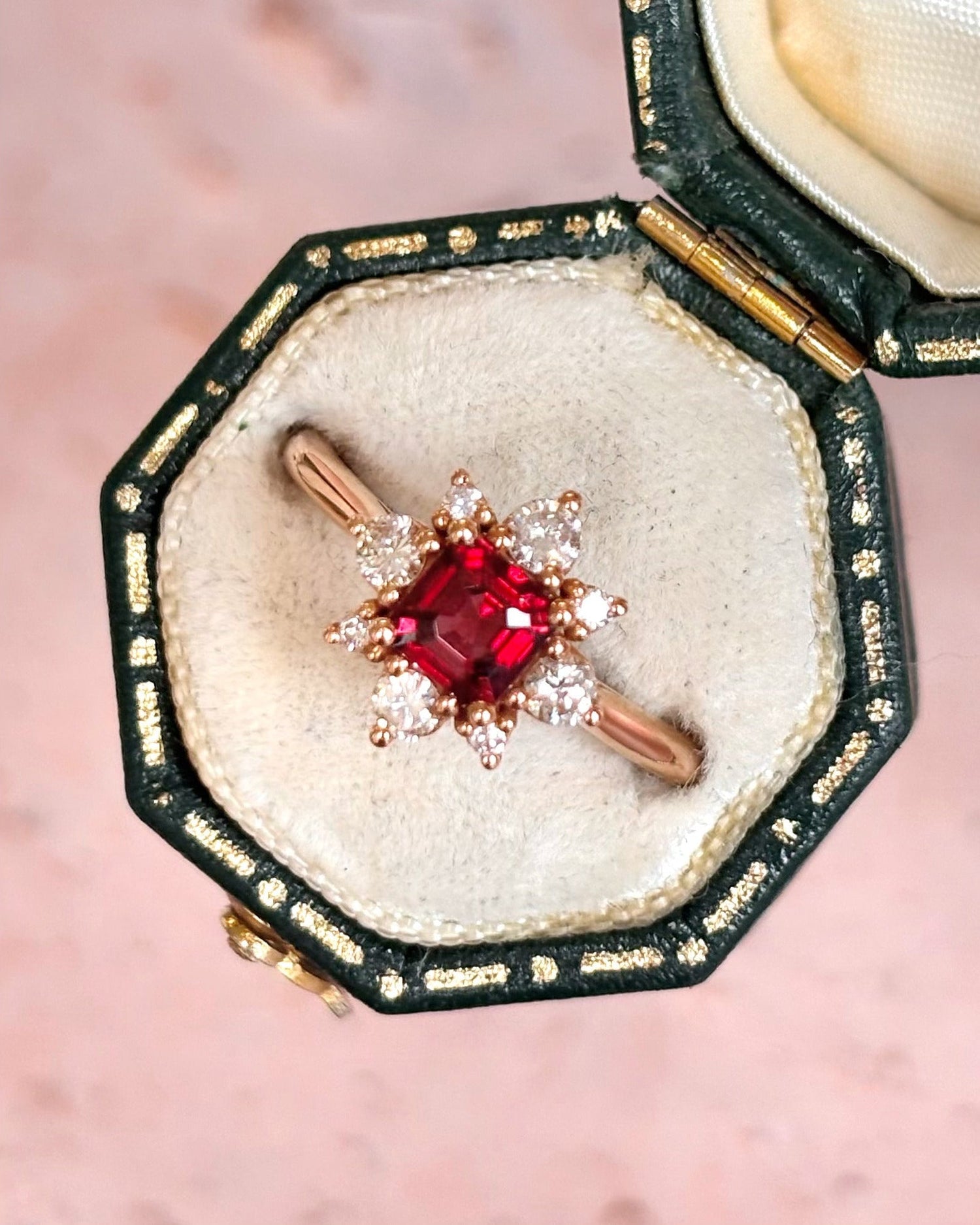 Bague Marguerite Grenat Almandin 0.66 carat &amp; Diamants 0.32 carat "Lilou" - Elliade Paris