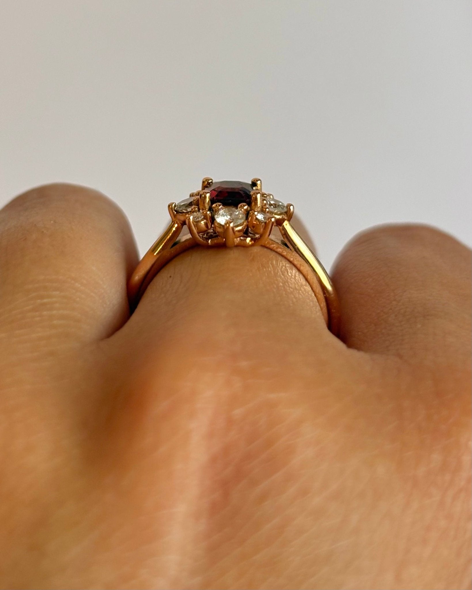 Bague Marguerite Grenat Almandin 0.66 carat &amp; Diamants 0.32 carat "Lilou" - Elliade Paris