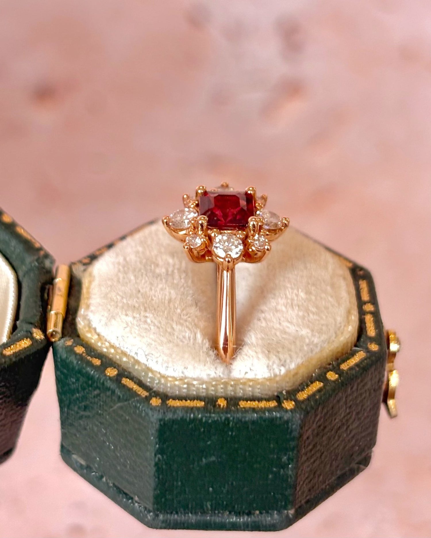 Bague Marguerite Grenat Almandin 0.66 carat &amp; Diamants 0.32 carat "Lilou" - Elliade Paris