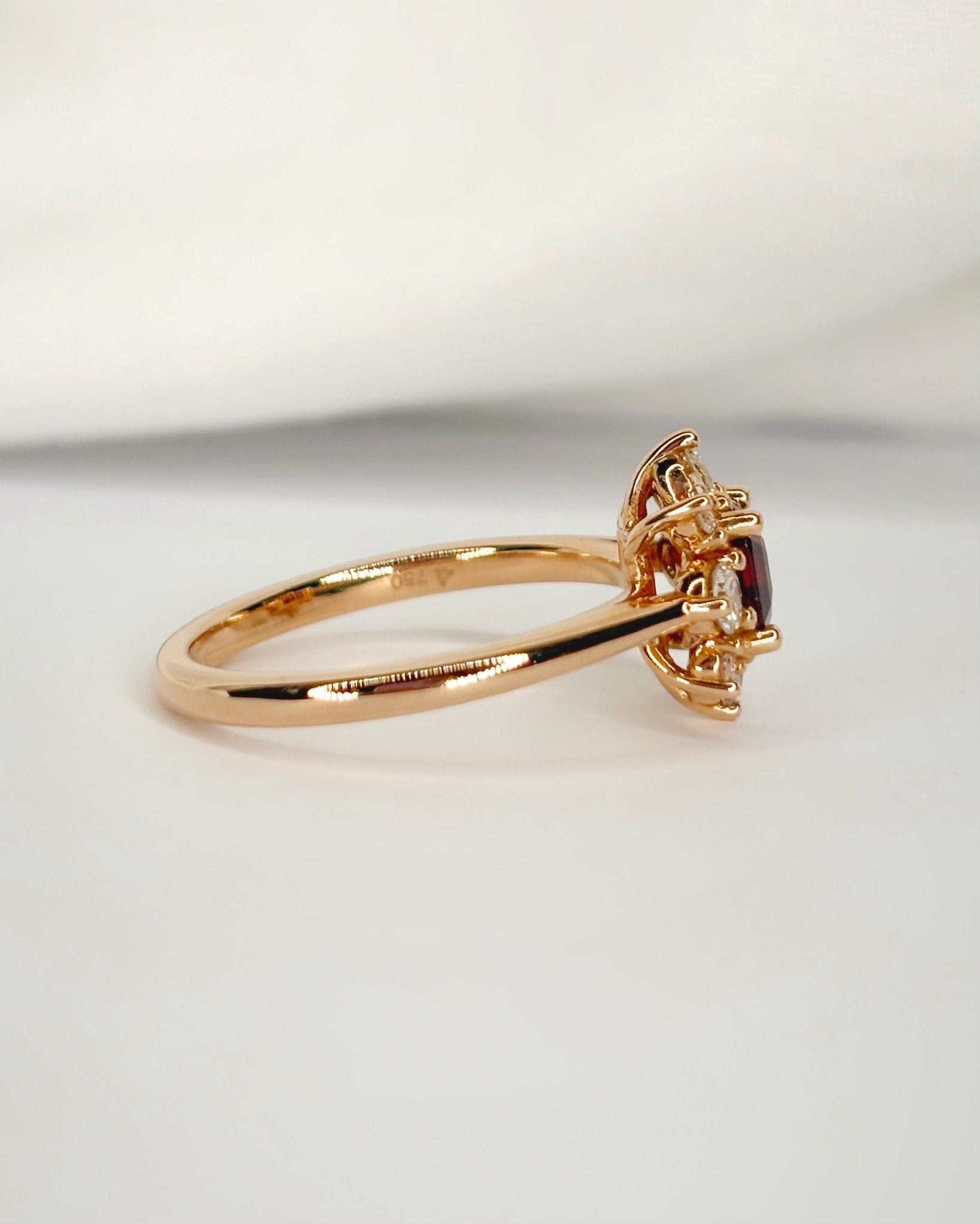 Bague Marguerite Grenat Almandin 0.66 carat &amp; Diamants 0.32 carat "Lilou" - Elliade Paris