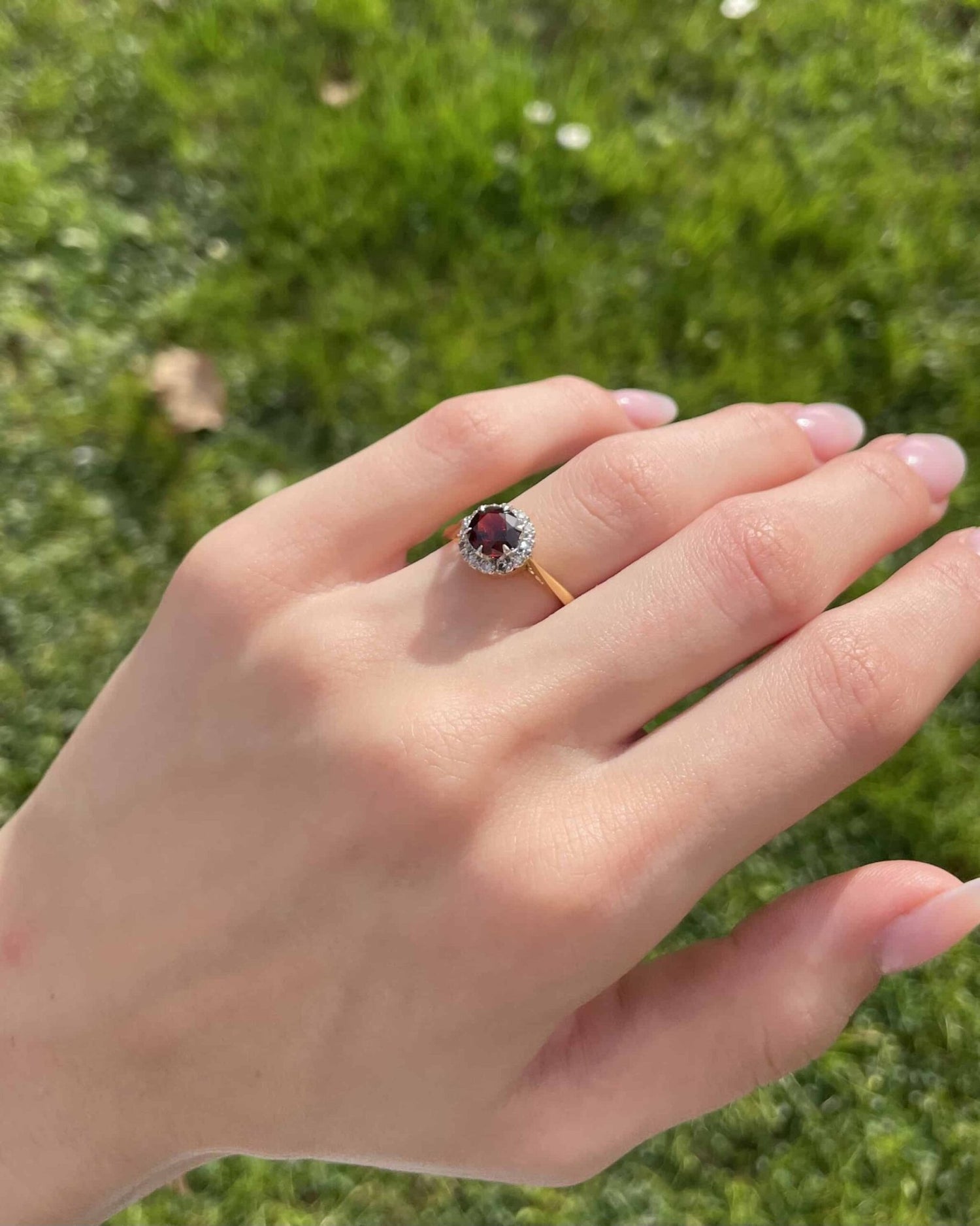 Bague Marguerite Grenat &amp; Diamants &quot;Blayze&quot; - Elliade Paris